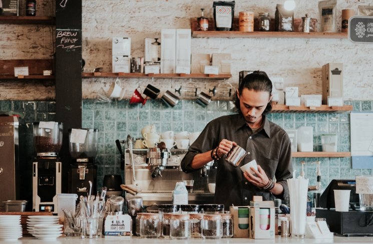 Barista kopi di cofee shop. (Unsplash/Ali Yahya)