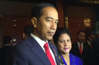 Swafoto Sambil Pelukan, Jokowi dan Iriana Bikin Netizen Baper Berjamaah