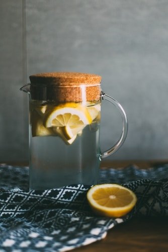 Lemon water. (Unsplash)