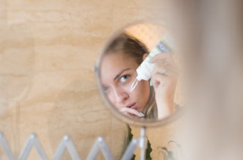 Tips Makeup yang Pas Ketika Sedang Berjerawat
