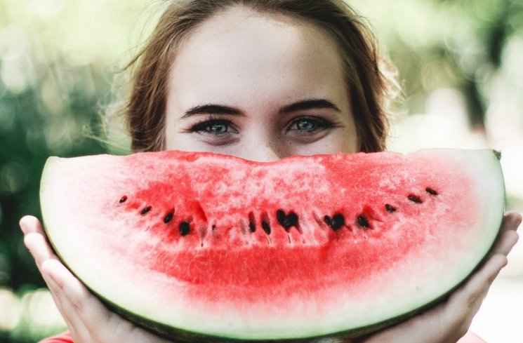 Makan buah semangka. (Unsplash/Caju Gomes)