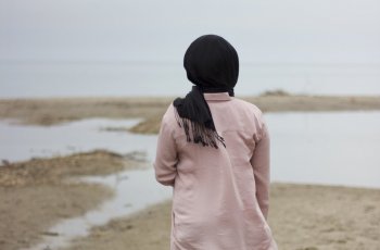 Kata Desainer, Tiga Warna Hijab Ini Harus Dimiliki Perempuan Berhijab