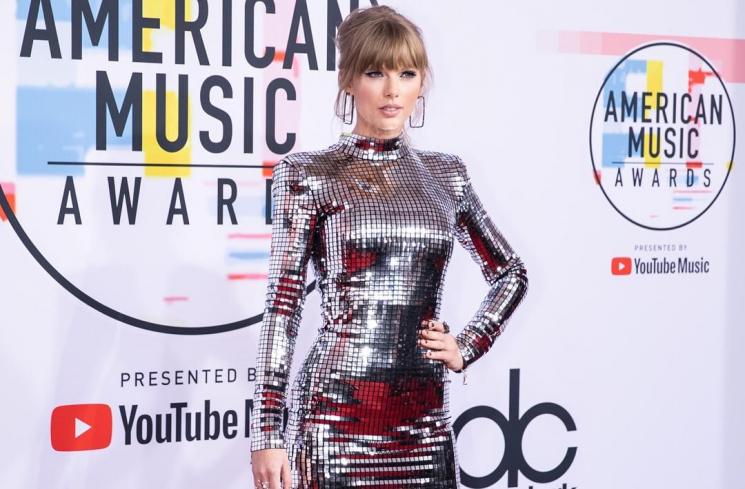 Taylor Swift Copot Bulu Mata saat Konser, Ini Reaksi Netizen
