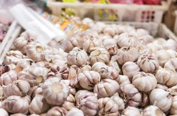 Cuma Sekali Tusuk, Begini Cara Cepat Mengupas Bawang Putih