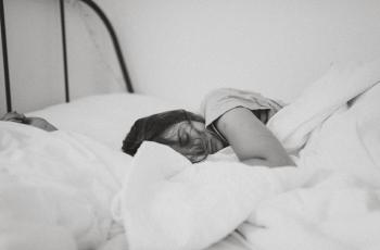 Suka Tidur dengan Posisi Menyamping? Ini Manfaatnya
