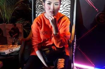 Keren, Moschino Comot Foto Nindy Ayunda Pakai Bomber Jacket