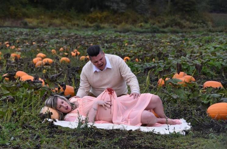 Todd dan Nicole Cameron, melakukan foto kehamilan dengan tema Halloween. (Facebook/Todd Cameron)