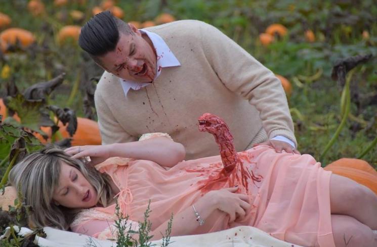 Todd dan Nicole Cameron, melakukan foto kehamilan dengan tema Halloween. (Facebook/Todd Cameron)
