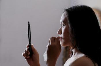 Ilustrasi hapus makeup. (Unsplash/Septian Simon)