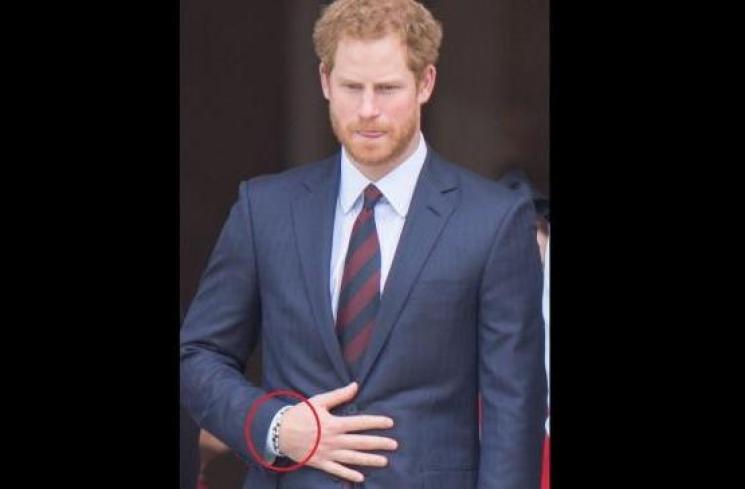 Gelang Pangeran Harry yang dikenakan selama 20 tahun terakhir. (Shutterstock)