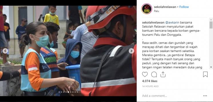 Awkarin jadi relawan. (Instagram/@sekolahrelawan)