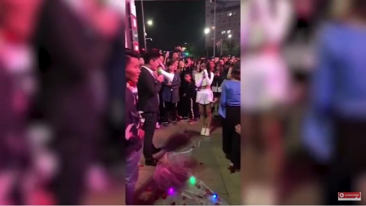 Dua pria melamar satu wanita di Cina. (YouTube/M HOTNEW)