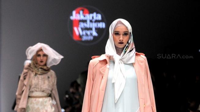 Sejumlah model saat menampilkan baju hasil rancangan desainer lokal dan International pada pembukaan Jakarta Fashion Week (JFW) 2019 di Senayan, Jakarta, Sabtu (20/10). (Suara.com/Fakhri Hermansyah)