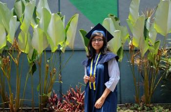 Baru Berusia 18 Tahun, Kalya Anjani Jadi Wisudawati Termuda ITB