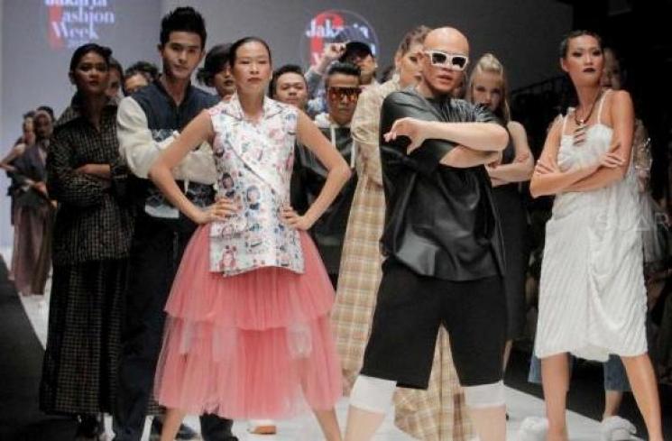 Kemeriahan Opening Show Jakarta Fashion Week 2019 di Senayan, Jakarta, Sabtu (20/10). (Suara.com/Fakhri Hermansyah)