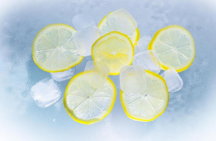 Lemon dan es batu. (Pixabay/Riedelmeier)