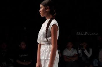 Rancangan Peggy Hartanto di Jakarta Fashion Week (JFW) 2019 terinspirasi dunia pandora. (Suara.com/Risna Halidi)