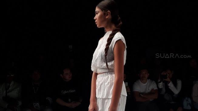 Rancangan Peggy Hartanto di Jakarta Fashion Week (JFW) 2019 terinspirasi dunia pandora. (Suara.com/Risna Halidi)