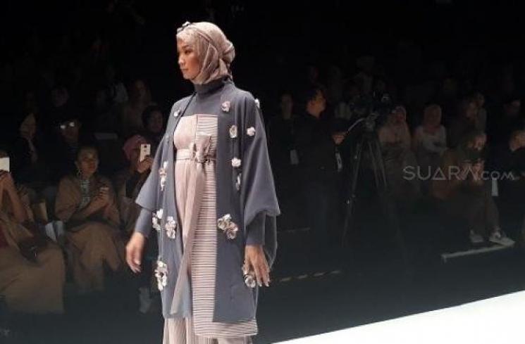 Restu Anggraini Pamerkan Hijab Anti Air di JFW 2019