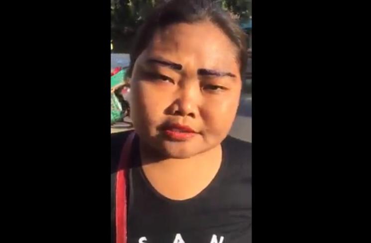 Wanita ini pakai pulpen untuk buat alis mata. (Facebook/Guyonan Jawa Timuran)