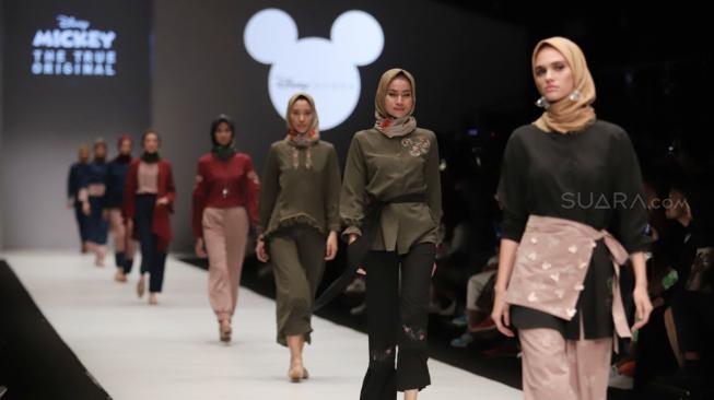Jenahara tampilkan busana muslim bertema Mickey Mouse di JFW 2019. (Suara.com/Muhaimin A Untung)