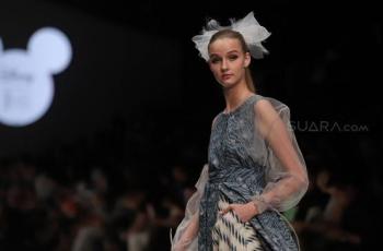 Busana Bertema Mickey Mouse Meriahkan Jakarta Fashion Week 2019
