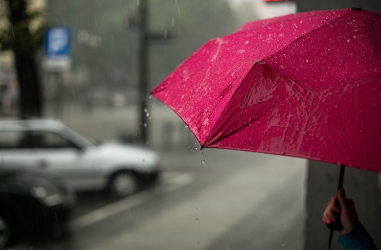 Hujan dan payung. (Unsplash/Erik Witsoe)