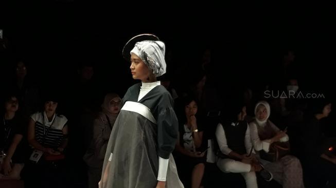 Model memeragakan koleksi Sayee dalam ajang Jakarta Fashion Week 2019. (Suara.com/Risna Halidi)