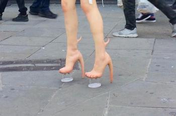 Unik, Sepatu High Heels Ini Terbuat dari Kaki Manusia