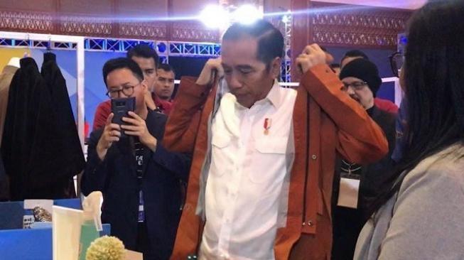 Jokowi belanja jaket lokal Idea Fest 2018. (Suara.com/Bowo Raharjo)