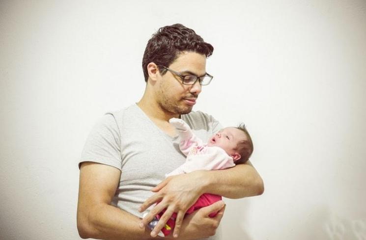 Ilustrasi ayah dan bayinya. (Unsplash/Jonas Kakaroto)