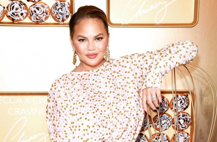 Mengenal Perawatan Masker LED Andalan Chrissy Teigen