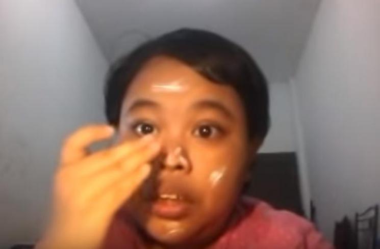 Bocah ini buat tutorial makeup pakai handcream. (Youtube/Rahmawati Kekeyi Putri Cantikka)