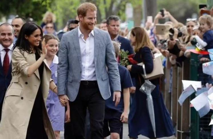 Cara Pangeran Harry bergandengan tangan dengan Meghan Markle. (Instagram/@kensingtonroyal)