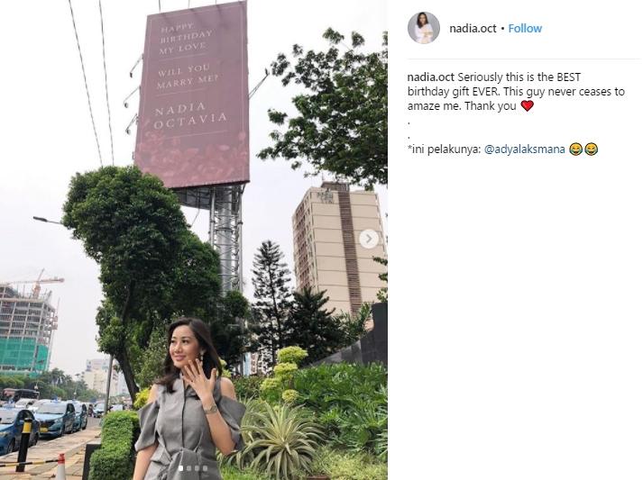 Nadia Octavia dilamar lewat billboard. (Instagram/@nadia.oct)