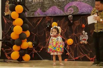Jadi Gadis Tanpa Kepala, Bocah Cilik Ini Menang Kostum Halloween