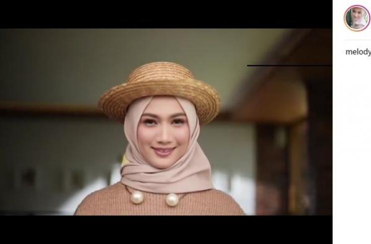 Adem Dilihat, Gaya Melody Eks JKT48 Pakai Hijab Warna Pastel dan Nude