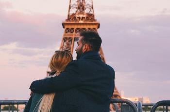 Cowok ini Liburan ke Paris Bareng Selingkuhan Pakai Duit Pacarnya