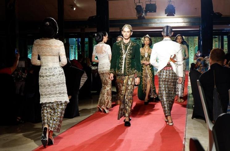 Peragaaan busana karya Budi Susanto memeriahkan CIPTA SAPTA Royal Ambarrukmo Yogyakarta, Jumat (2/11/2018) malam. (Dewiku.com/Rima S.I.N.)