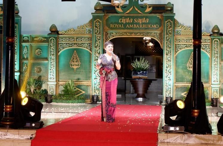 Penyanyi Ruth Sahanaya turut mengenakan busana karya Budi Susanto. (Dewiku.com/Rima S.I.N.)