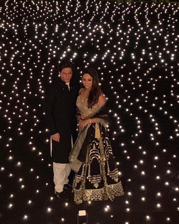 SRK dan Gauri Khan saat menggelar pesta Diwali. (Instagram/@gaurikhan)