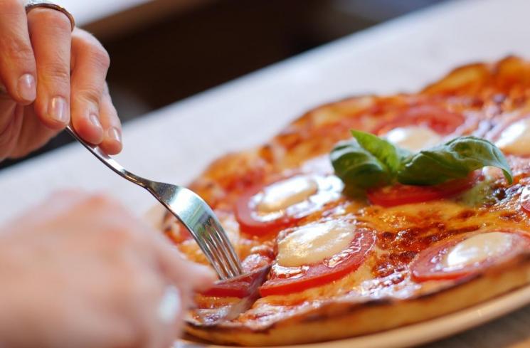 Makan pizza. (Pixabay/Free-Photos)