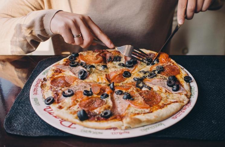 Makan pizza. (Pixabay/StockSnap)