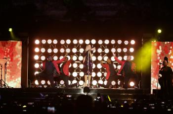 Penuh Kilau, Mariah Carey Tampil Memukau Borobudur Symphony 2018