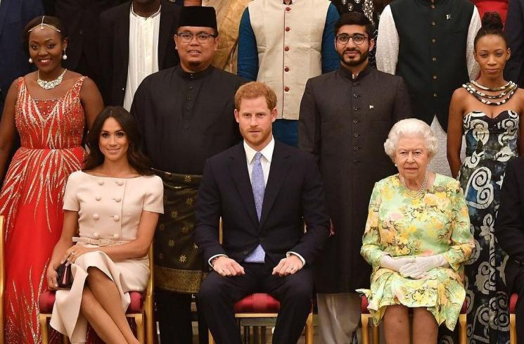 Meghan Markle duduk menyilang dan dibawa kesamping. (Instagram/@kensingtonroyal)