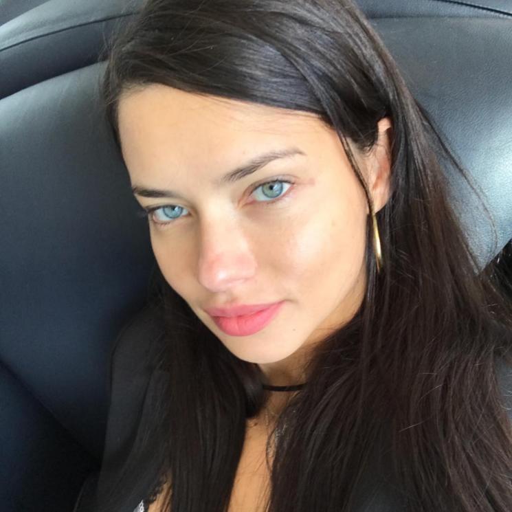 Adriana Lima memutuskan pensiun dari Victoria's Secret. (Instagram/@adrianalima)
