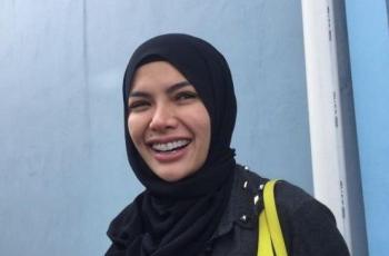 Intip Gaya Nikita Mirzani Pakai Turban