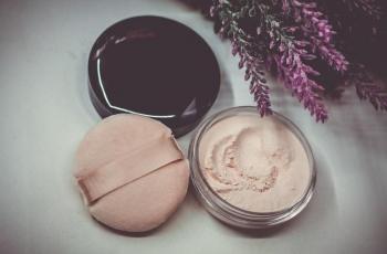 3 Loose Powder Efektif Kontrol Minyak di Wajah, Bikin Makeup Lebih Awet