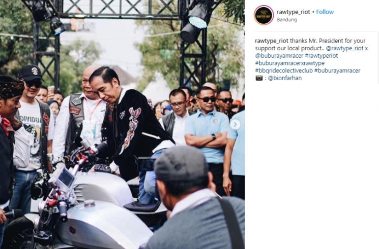 Pak Jokowi pakai jaket Bubur Ayam Racer saat konvoi motor di Bandung. (Instagram/@rawtype_riot)