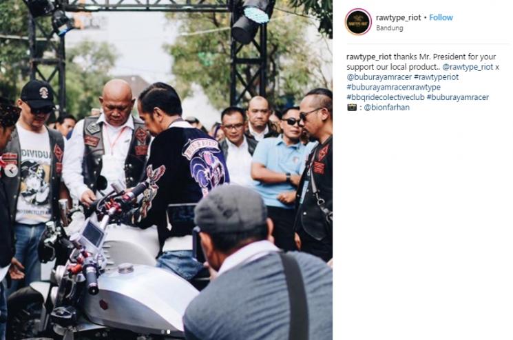 Pak Jokowi pakai jaket Bubur Ayam Racer saat konvoi motor di Bandung. (Instagram/@rawtype_riot)